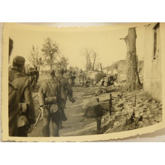 Frontlinjen liv av Wehrmacht soldater, krigsfångar, sovjetiska förstörda kanoner, stridsvagnar. Espenlaub militaria